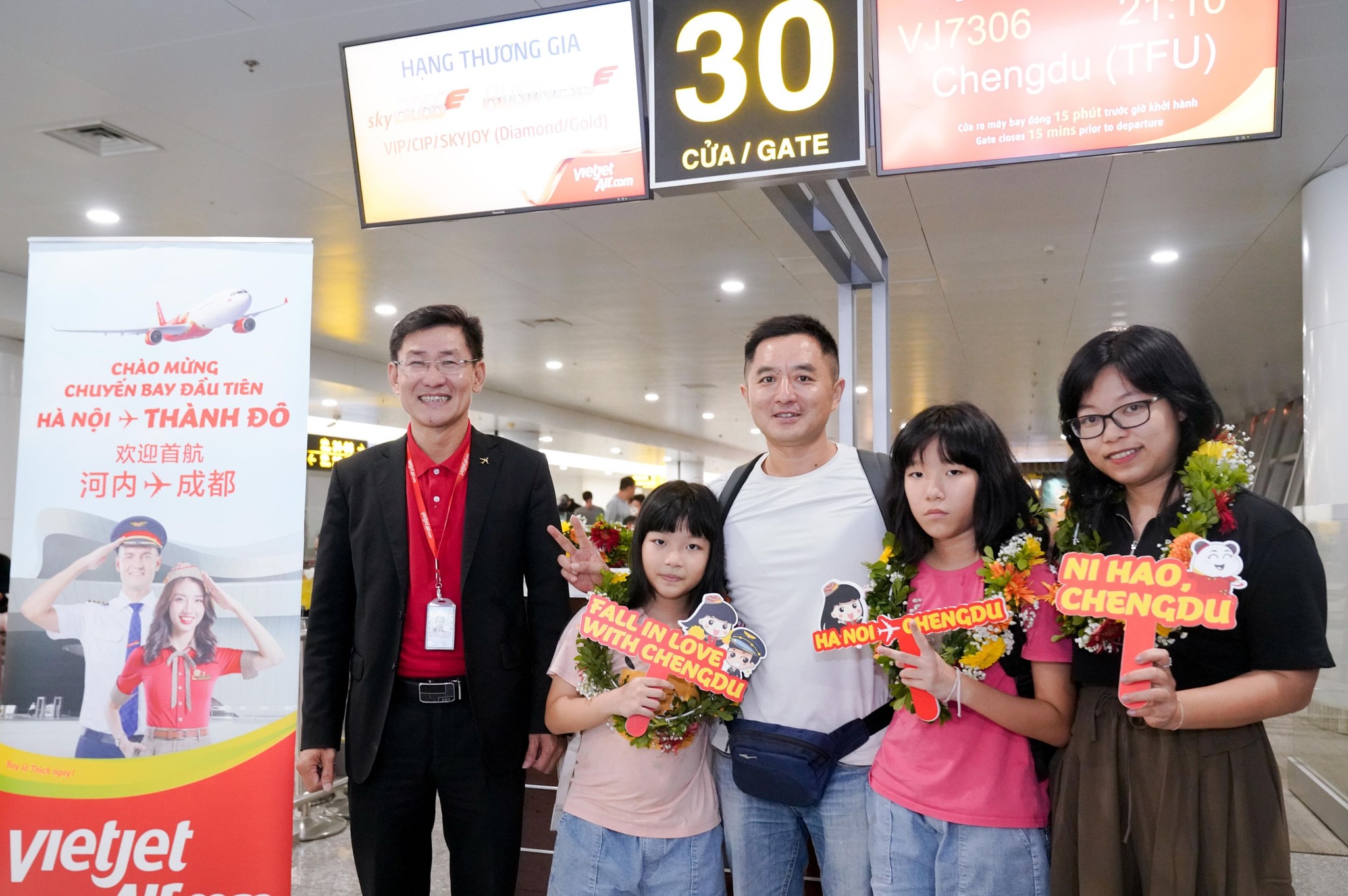 Chào mừng chuyến bay đầu tiên Hà Nội đi Thành Đô của Vietjet Air